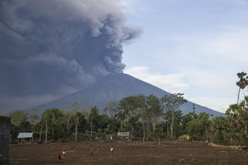 印尼伊布火山喷发火山灰柱高达米